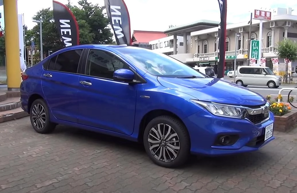 HONDA GRACE 2017, Гибрид, 4WD. Обзор экстерьера и интерьера.