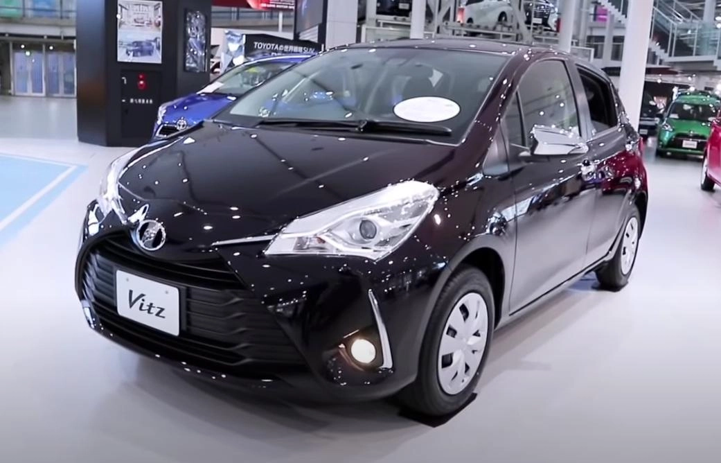 Toyota Vitz 2017 Jewela, 1.0F, Smart Stop Package. Обзор экстерьера и интерьера.
