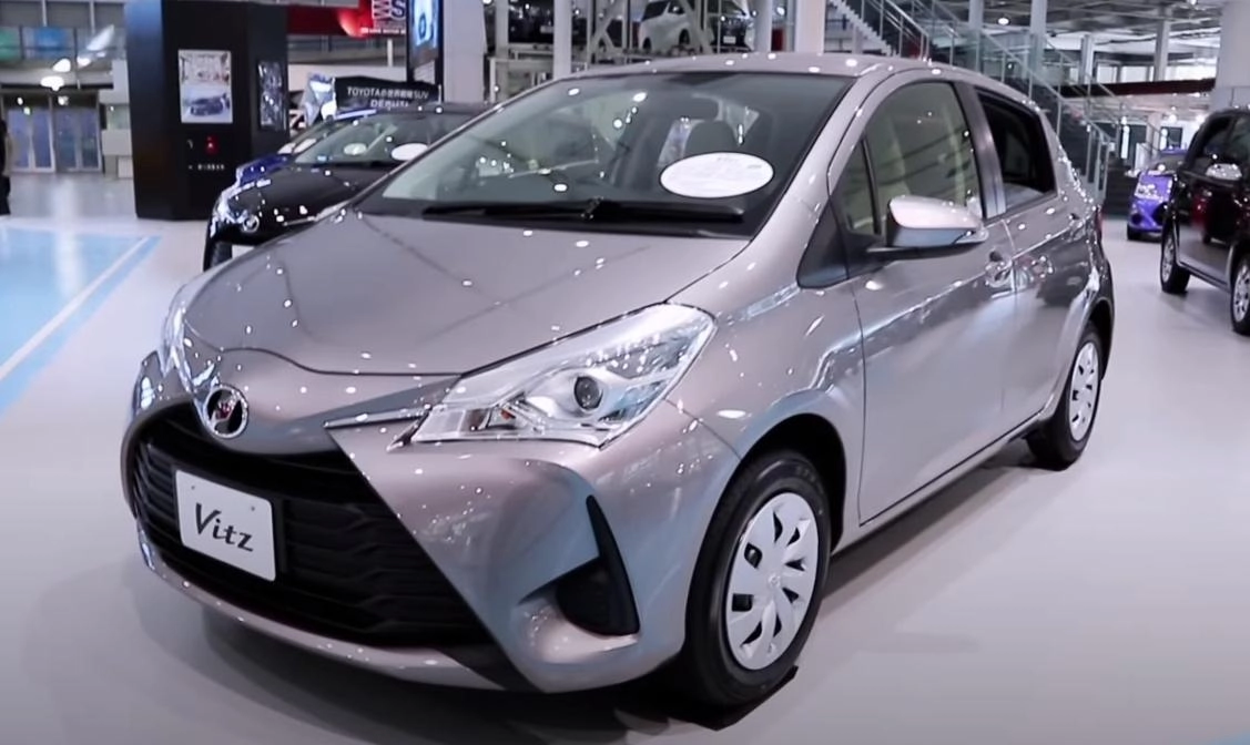 Toyota Vitz 2017, 1.0F, Smart Stop Package. Обзор экстерьера и интерьера.