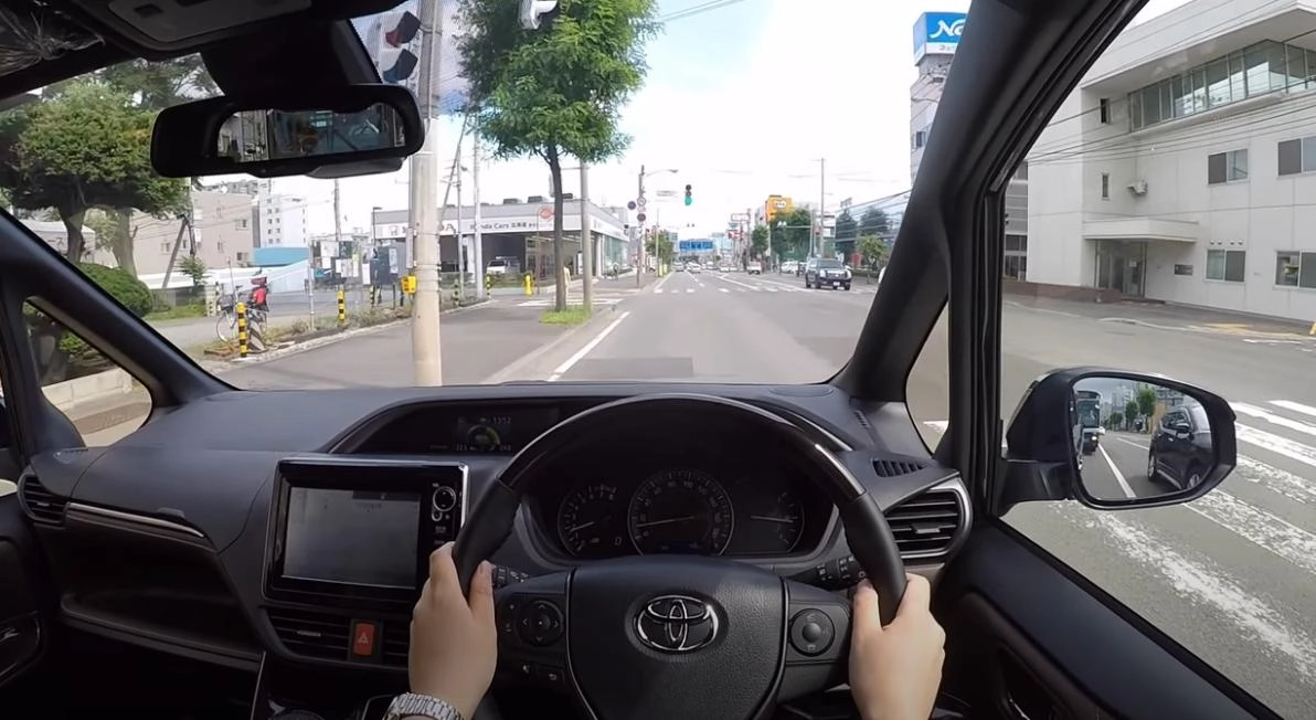 TOYOTA ESQUIRE 2017, 2.0L, 4WD. Тест-драйв по городу.